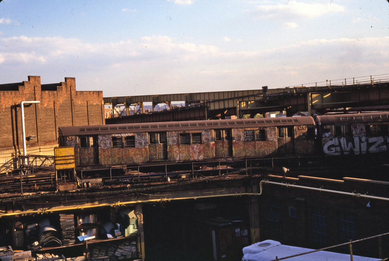 Illustration for article titled 37 Rare and Beautiful Images of the NYC Subway in the 1980s